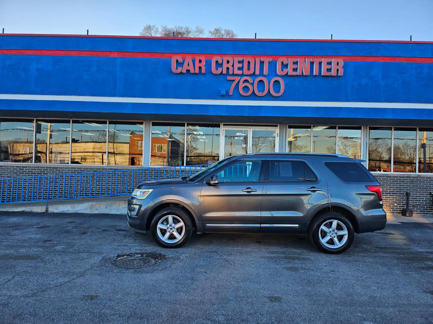 2016 GRAY Ford Explorer XLT 4WD (1FM5K8D85GG) with an 3.5L V6 DOHC 24V engine, 6-Speed Automatic transmission, located at 7600 S Western Ave., Chicago, IL, 60620, (773) 918-3980, 0.000000, 0.000000 - Photo#0